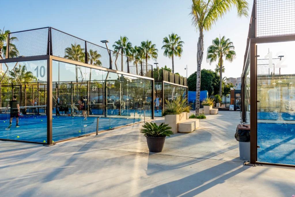 Korty padlowe w Marbelli w Hiszpanii – wyjazd padel camp z treningami