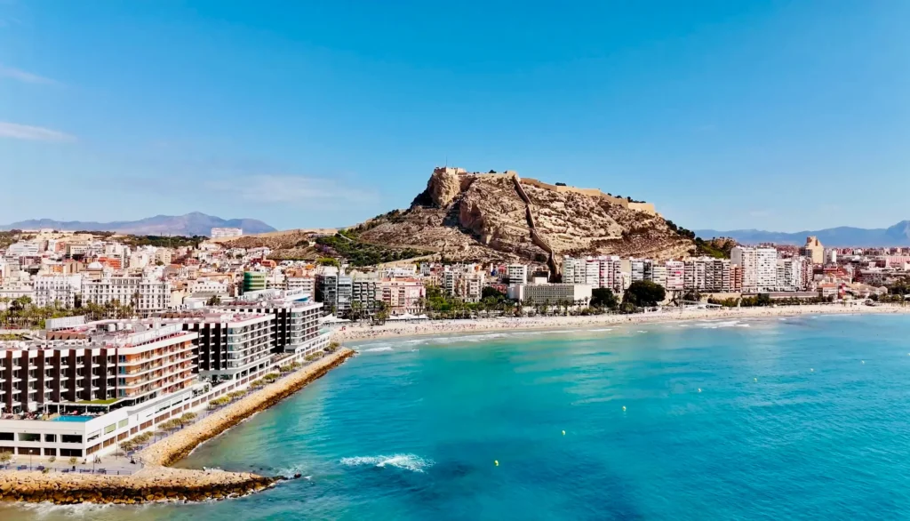 widok na morze w Alicante w Hiszpanii - wyjazdy padel camp z treningami padla