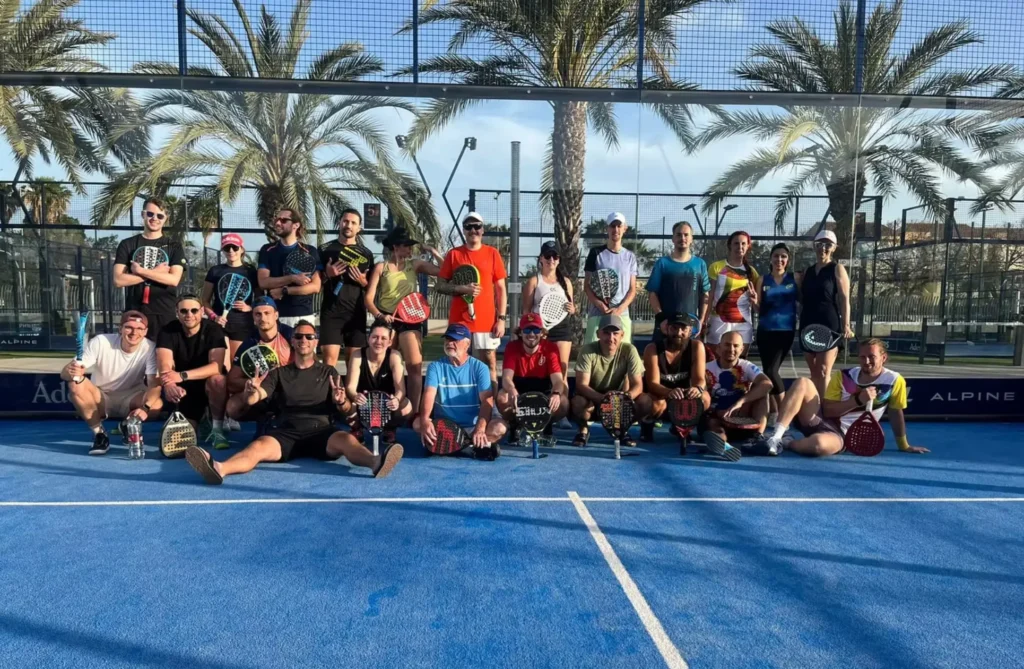 zdjęcie grupowe uczestników wyjazdu wakacyjnego padel camp do Alicante w Hiszpanii