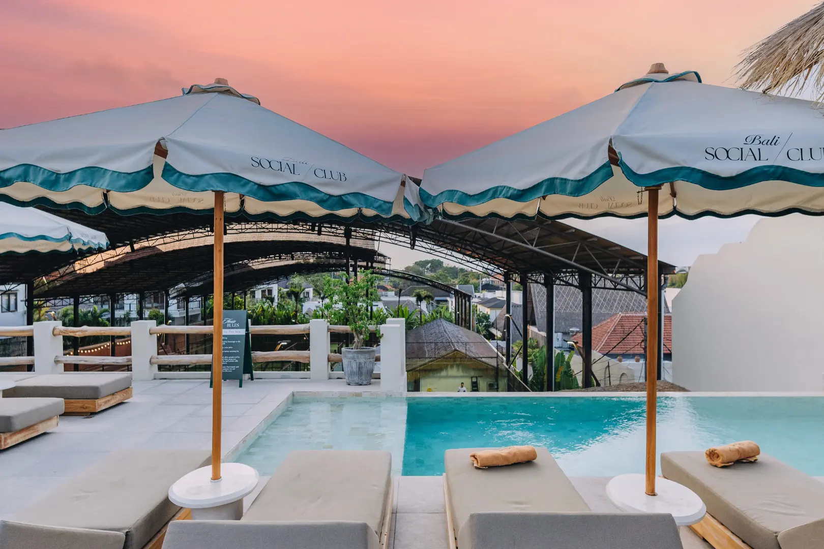 Basen w hotelu na Bali – regeneracja po treningach na padel campie