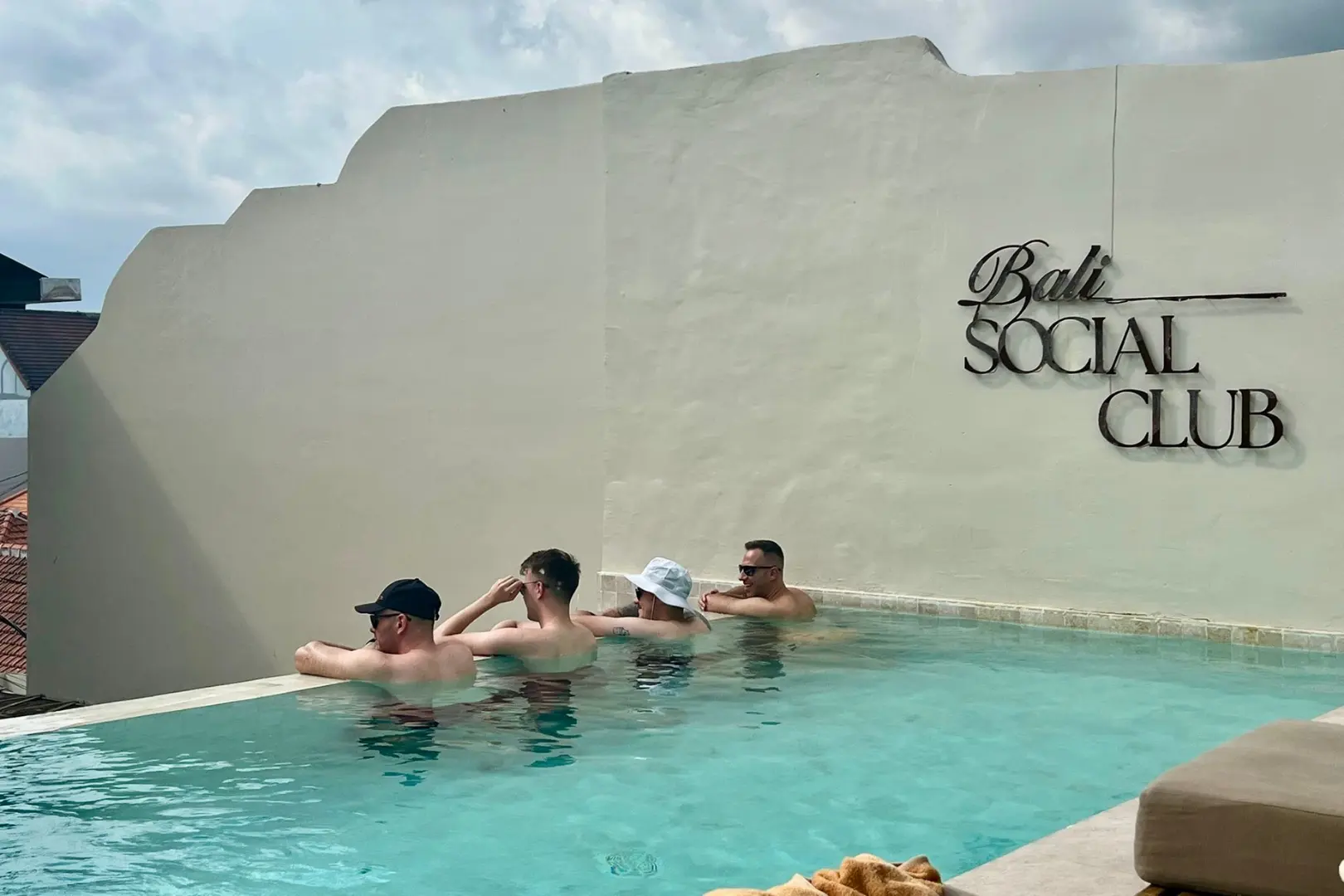 Strefa relaksu w klubie od padla na Bali podczas wyjazdu padlowego