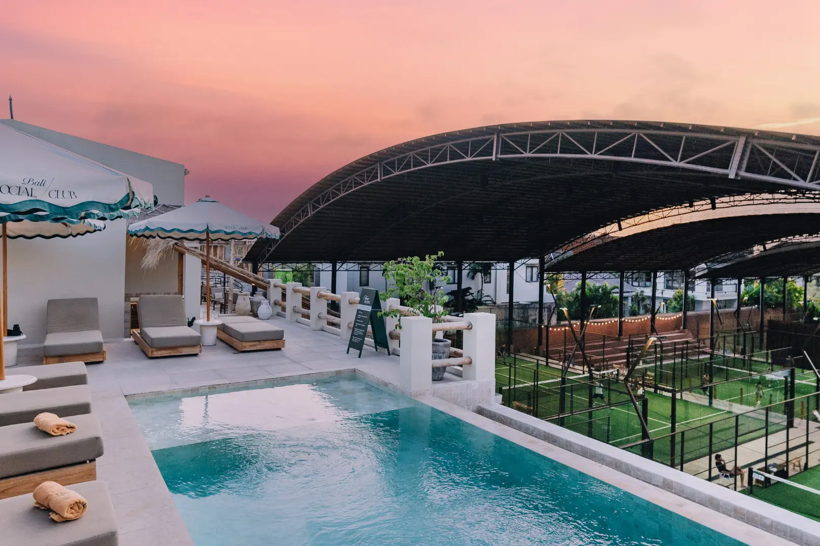 Klub do padla z basenem na Bali, w którym odbywa się padel camp Padlowe Wakacje