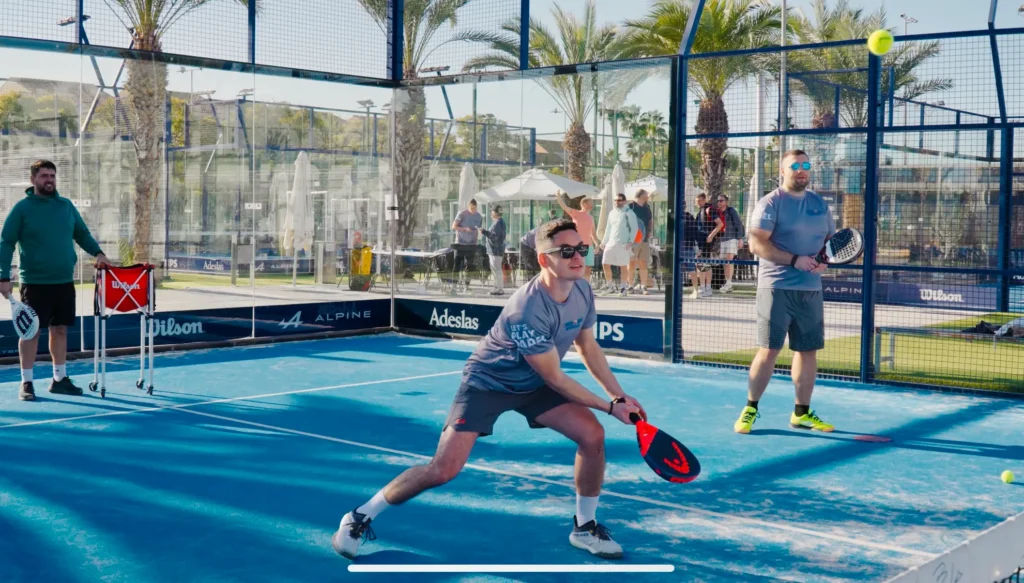 Uczestnik treningu na campie Padlowe Wakacje