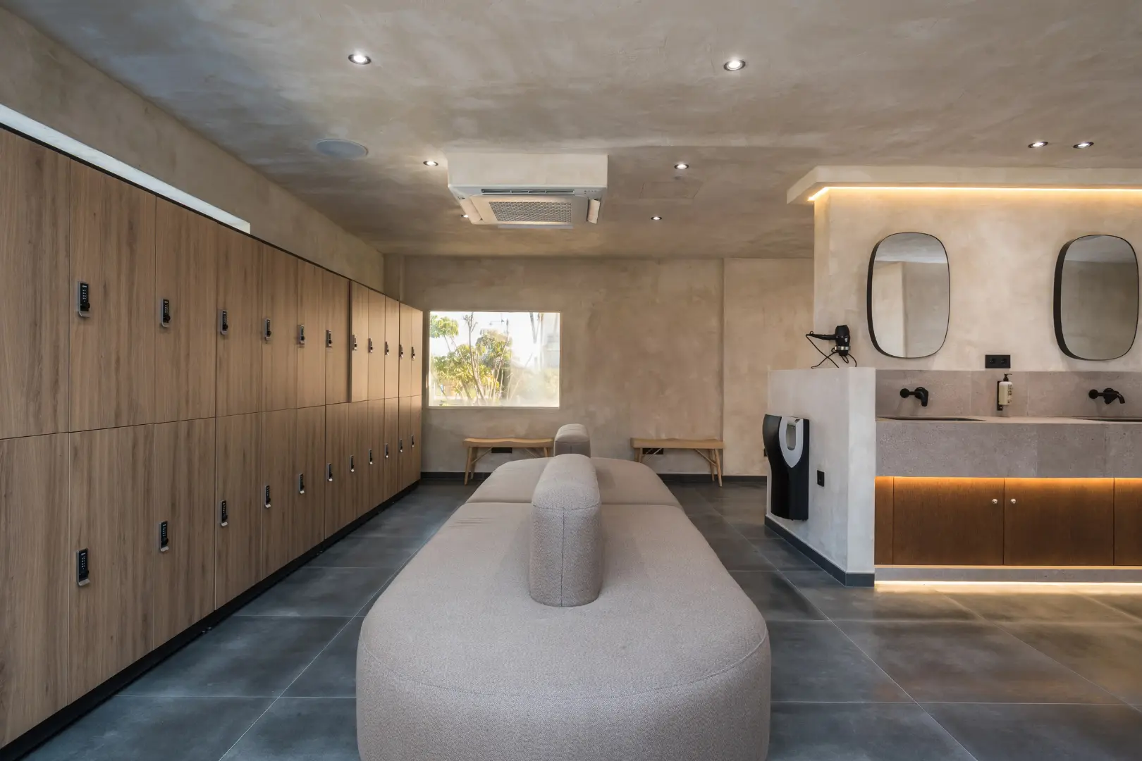 szatnia w NAC Marbella – kompleks sportowo-rekreacyjny z kortami do padla