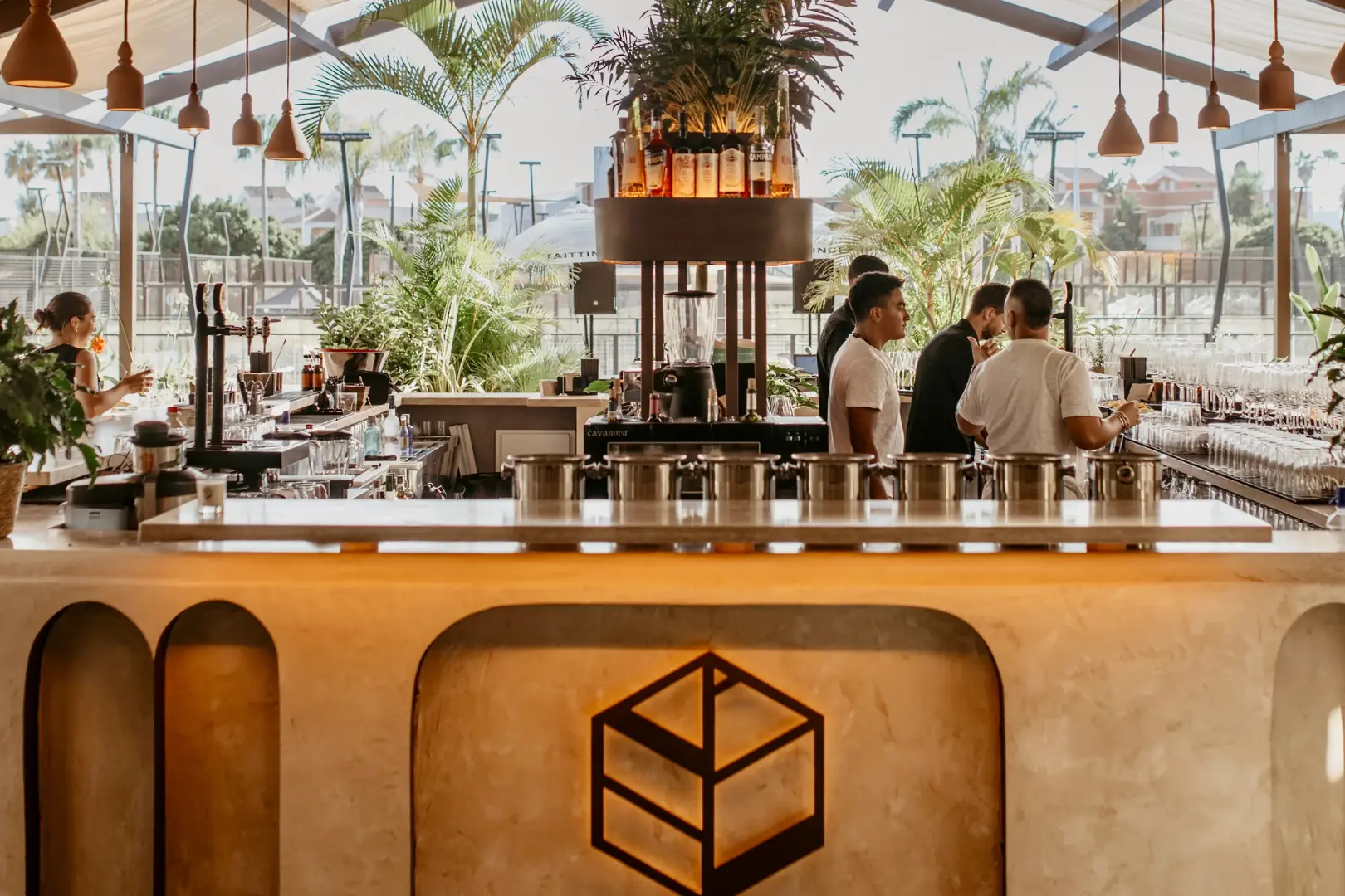 bar w NAC Marbella – kompleks sportowo-rekreacyjny z kortami do padla