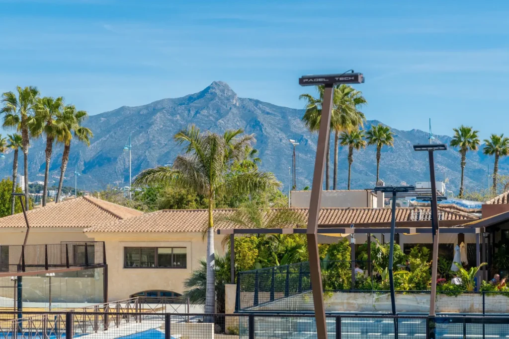 Widok z kortów padlowych na góry Marbelli – wyjazd padel camp z treningami