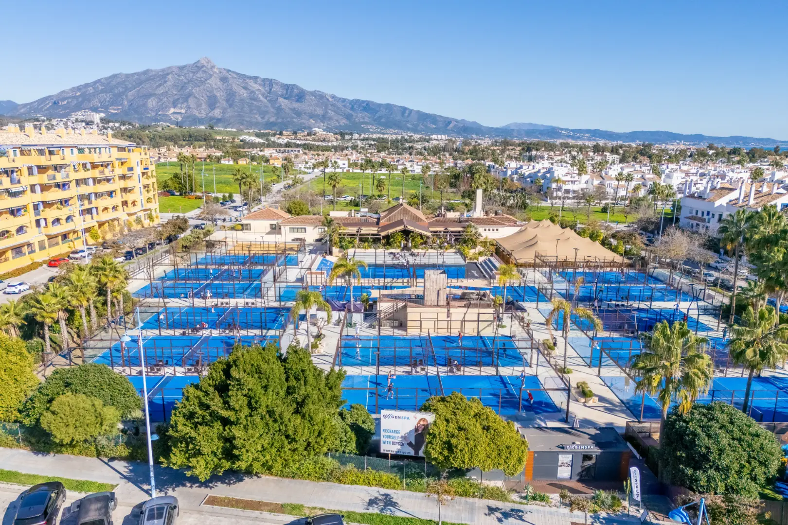 widok z lotu ptaka na najlepszy klub padla na świecie w Marebelli - miejsce wyjazdów padlowych na wakacje