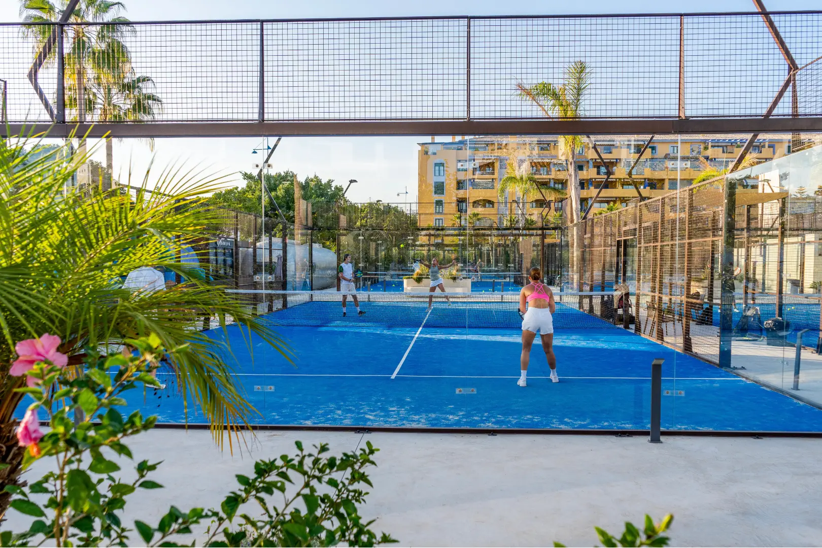 korty do padla, na których odbywają się treningi padla podczas obozu sportowego