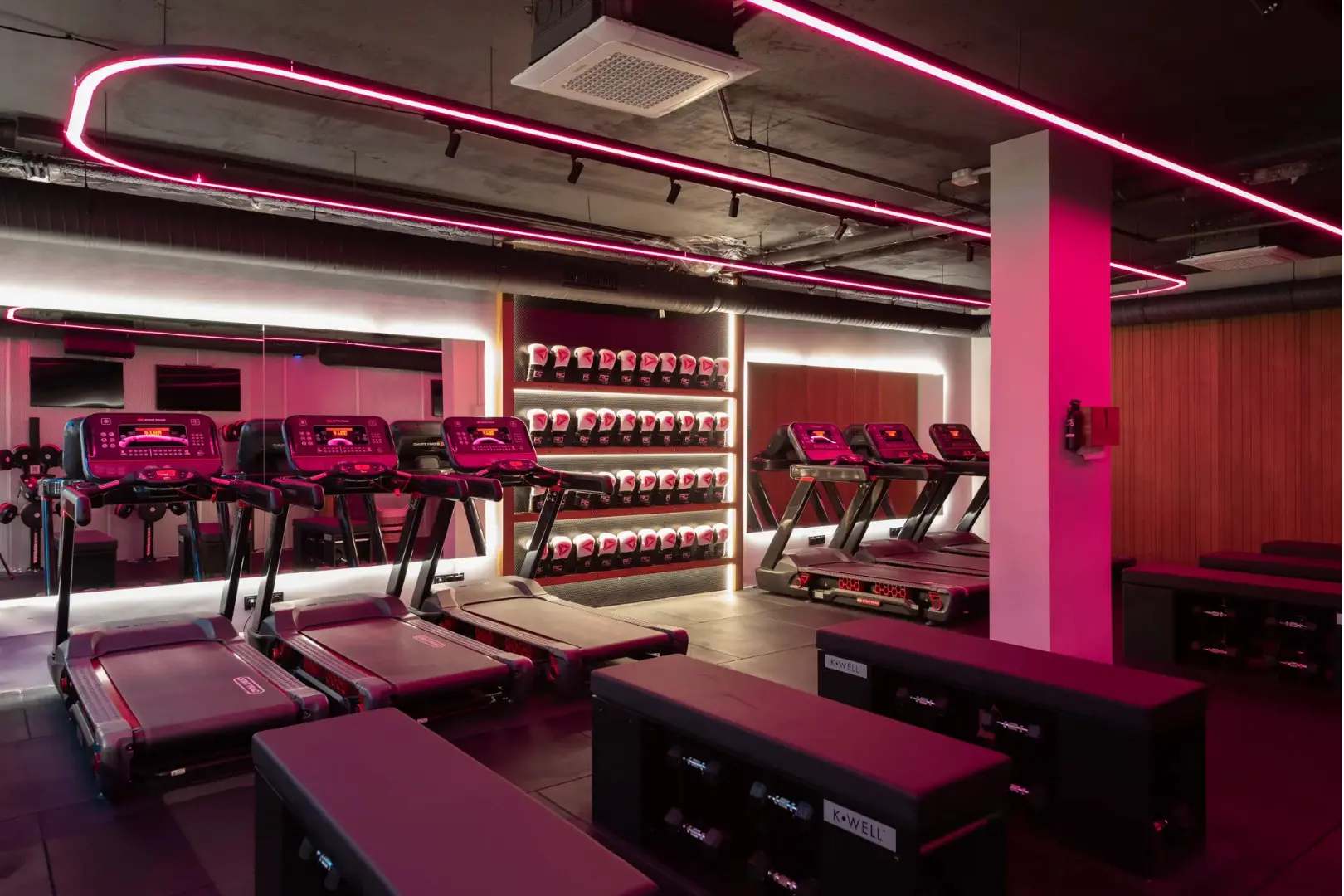 siłownia w NAC Marbella – kompleks sportowo-rekreacyjny z kortami do padla