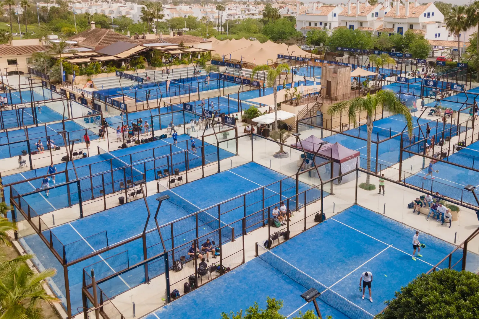 widok z lotu ptaka na korty padlowe w najlepszym klubie padla na świecie w Marebelli - miejsce wyjazdów padlowych na wakacje