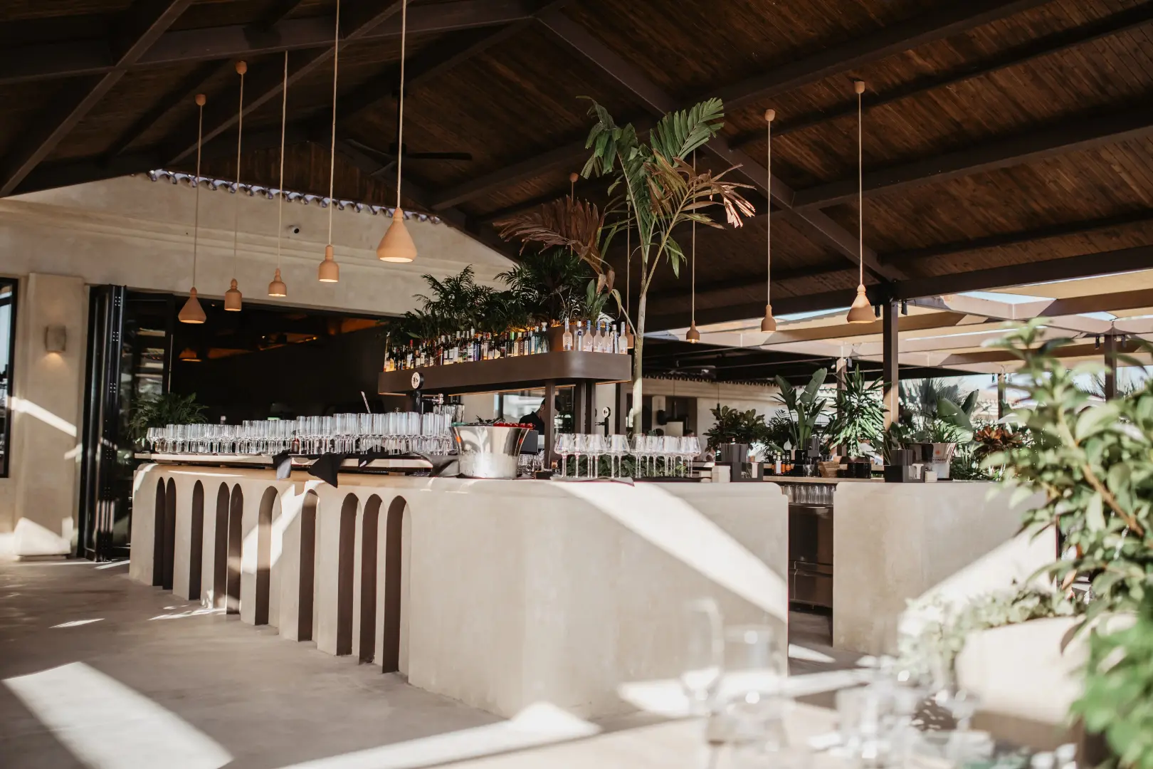 bar i restauracja w NAC Marbella – kompleks sportowo-rekreacyjny z kortami do padla