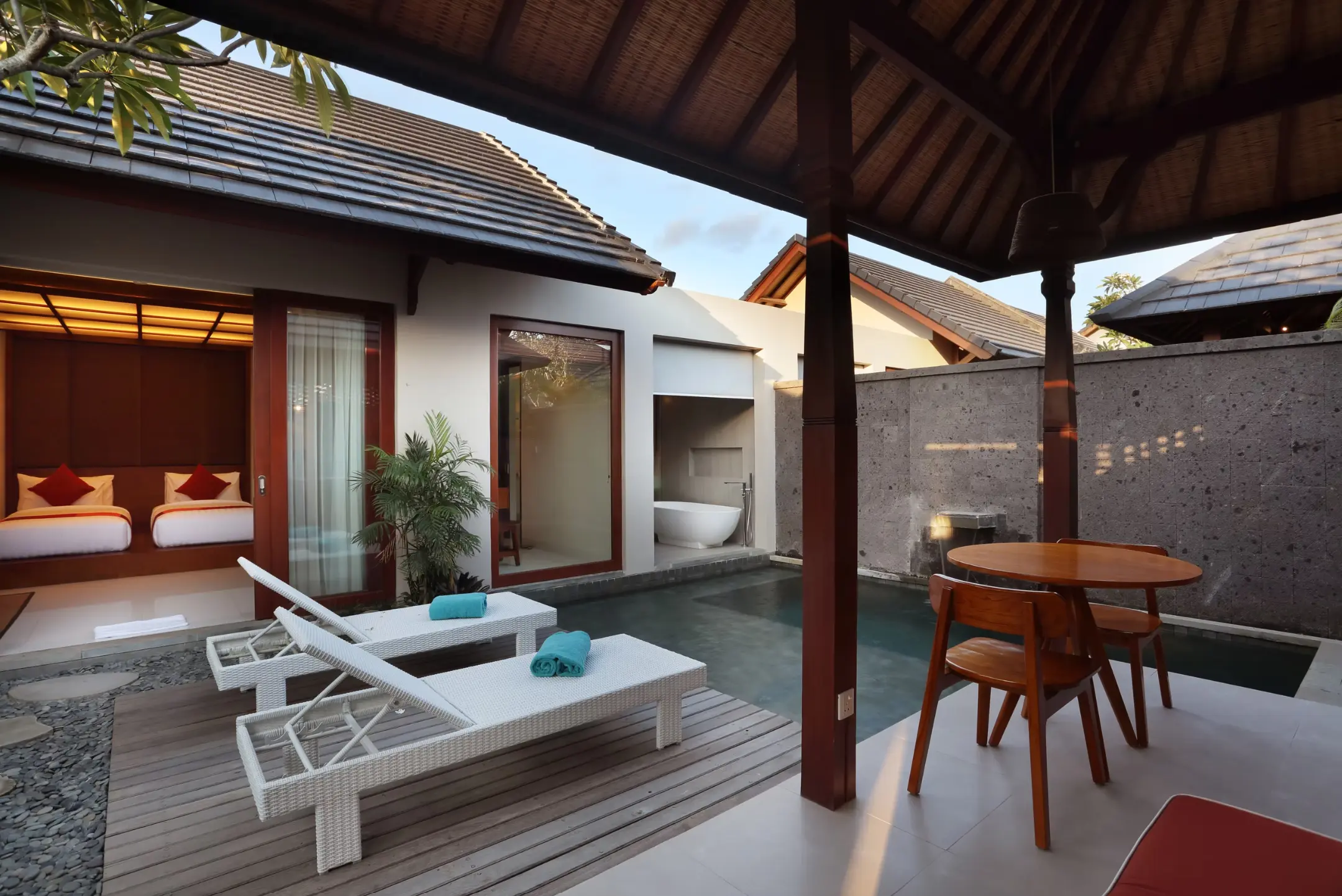 Tropikalne otoczenie noclegu na Bali – miejsce padel campu Padlowe Wakacje