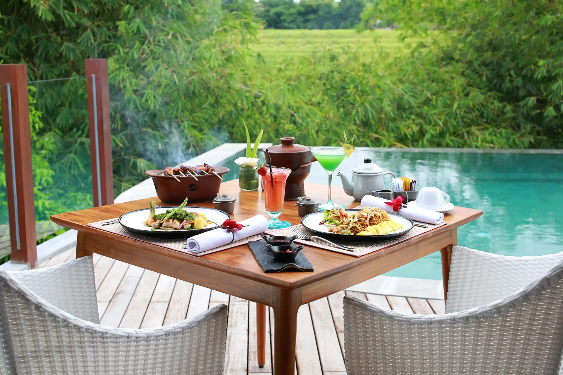 śniadanie nad basenem w hotelu na Bali