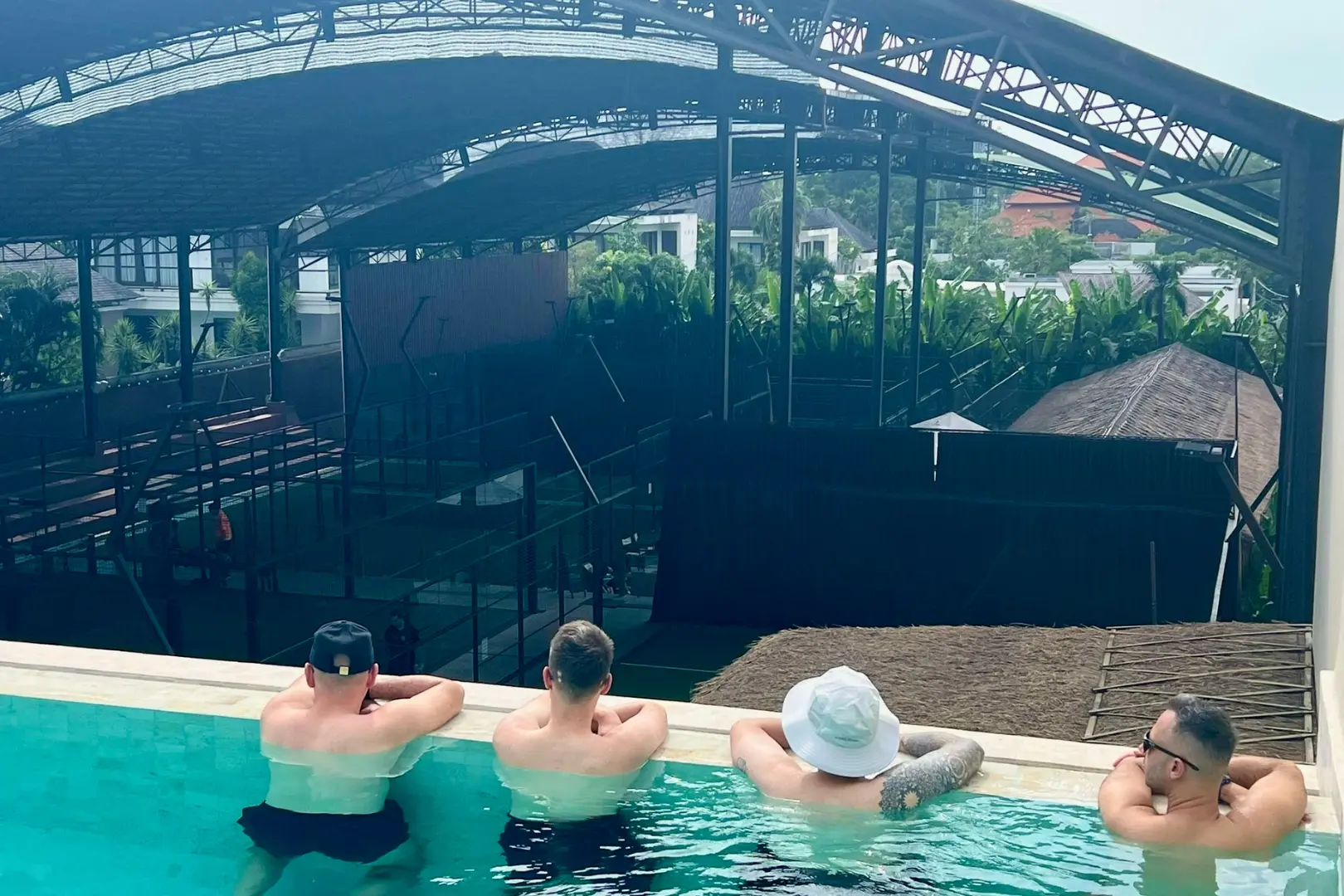 Basen w hotelu na Bali – regeneracja uczestników po treningach na padel campie